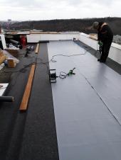 Obrázek - Na bytovém domě provádíme zateplení ploché střechy spolu s novým pláštěm z PVC fólie.